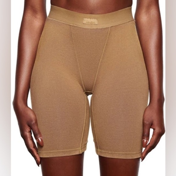 SKIMS Pants - NWT! Skims - Outdoor Seamed Bike Short in Sepia - Size Small